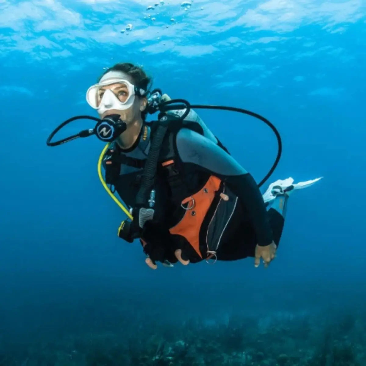 Aqualung Axiom BCD Female Black and Coral Aqualung