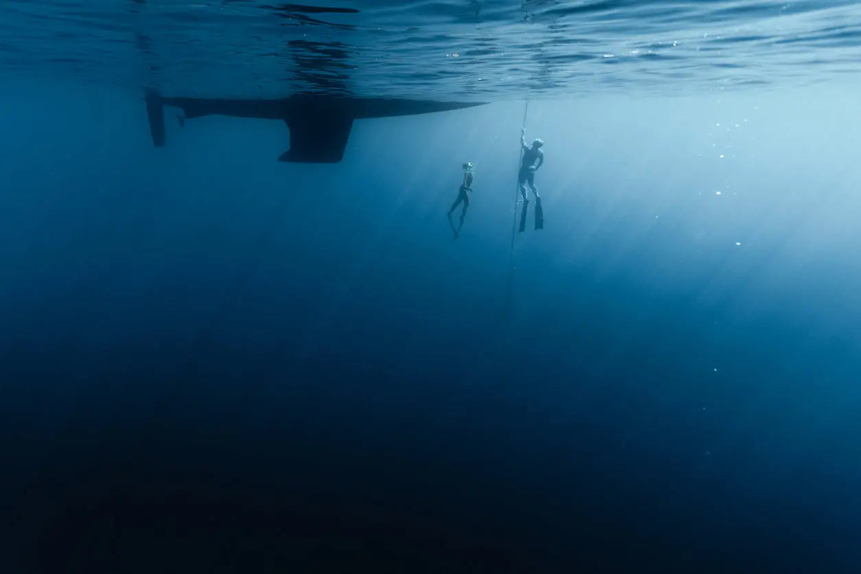 two people freediving