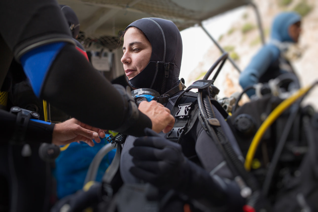 woman getting ready for dive