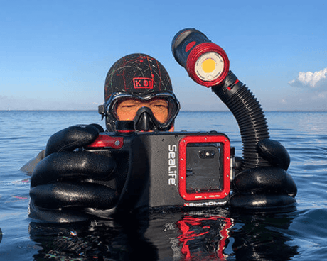 male diver using the sealife sportdiver pro 2500 underwater phone housing